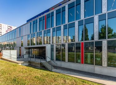 Façade extérieure des locaux de MVO Fiducia, Route de Meyrin à Vernier.